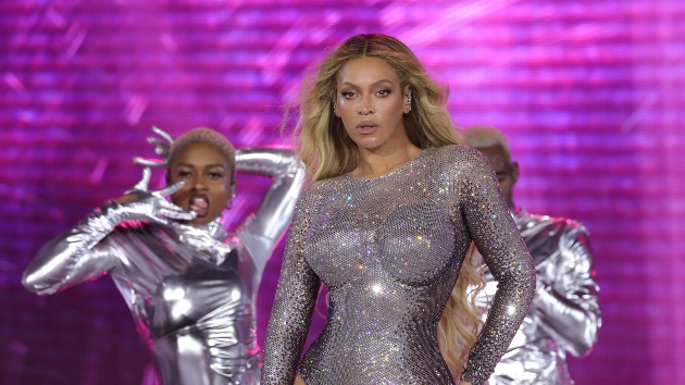 beyonce-powers-through-arizona-renaissance-show-after-experiencing-audio-issues