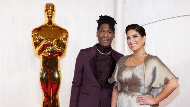 oscars-2024:-jon-batiste-sings-best-original-song-nominee-“it-never-went-away”