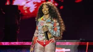 sza-gives-album-update,-snoop-dogg-is-gifted-robot-on-kai-cenat’s-livestream